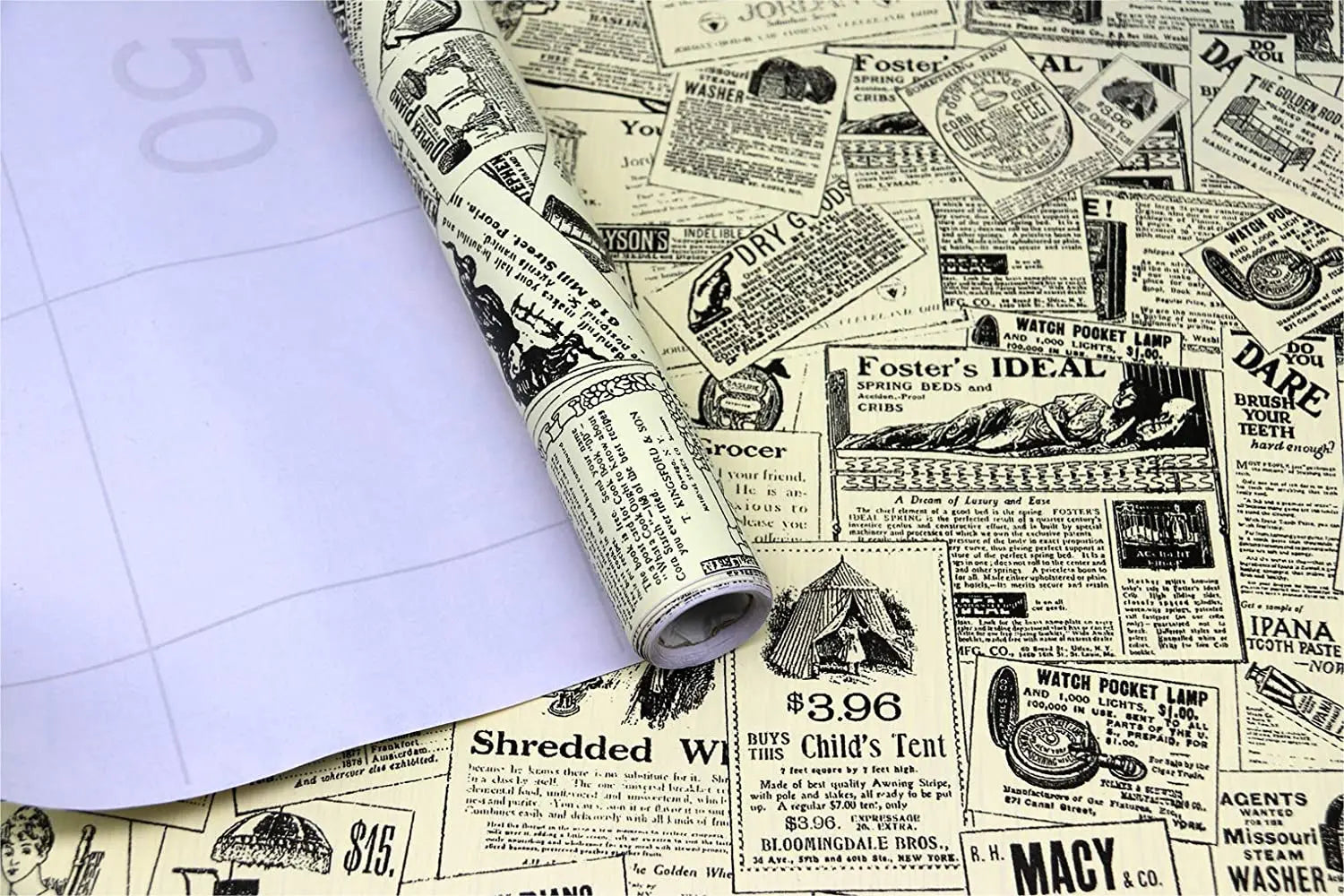 Papier peint auto-adhésif appliqué dans une chambre à coucher avec style vintage