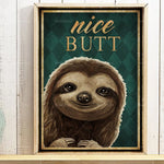Une image encadrée montrant un portrait peint d'un paresseux souriant avec un arrière-plan vert à motifs et le texte "Nice Butt" en lettrage doré.