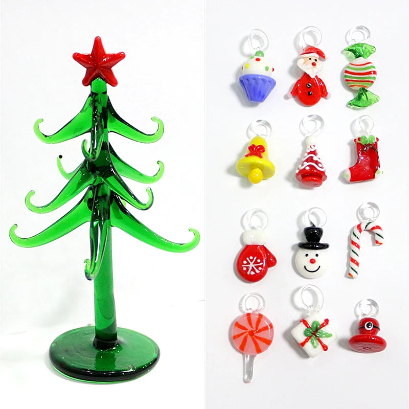Composition festive avec sapin en verre et ornements sur table de salon