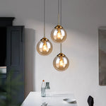 Lampe suspendue gris fumé dans une cuisine