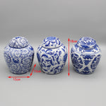 Ces trois vases de porcelaine bleue et blanche, ornés de motifs floraux, sont des accessoires de décoration élégants qui ajouteraient une touche d'authenticité à n'importe quel intérieur.