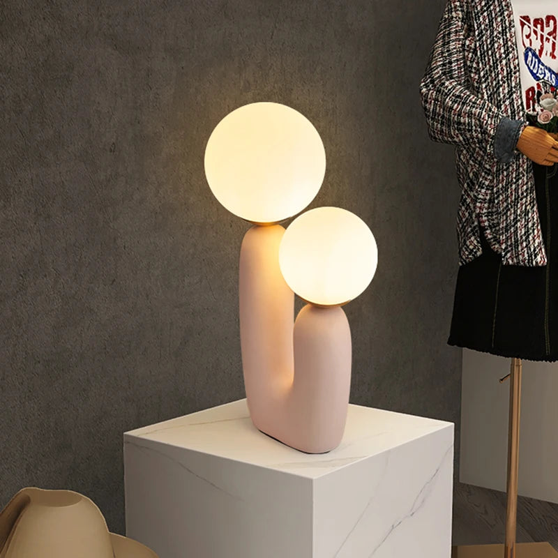 Vue de côté montrant le design nordique créatif de la lampe de chevet