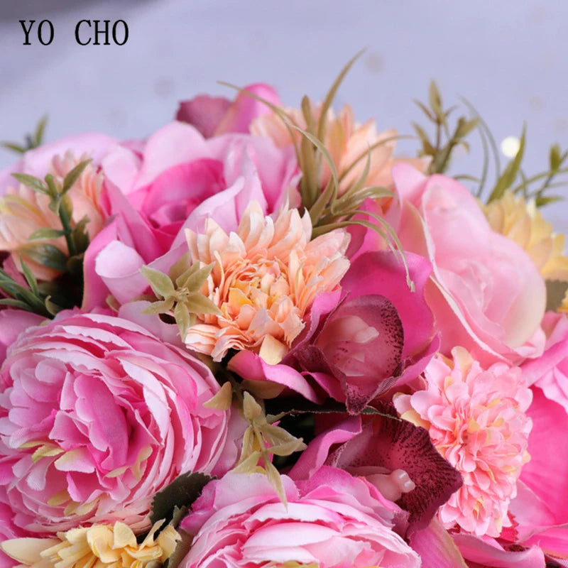 Détail des fleurs artificielles soie pivoine dahlia