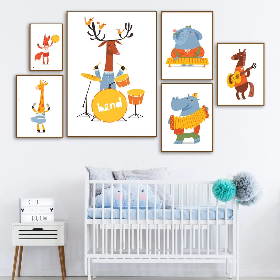 Une collection d'affiches décoratives colorées mettant en scène des animaux musiciens, créant une ambiance ludique et joyeuse dans cette chambre d'enfant.