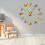 Horloge murale design noire avec effet miroir dans un intérieur contemporain
