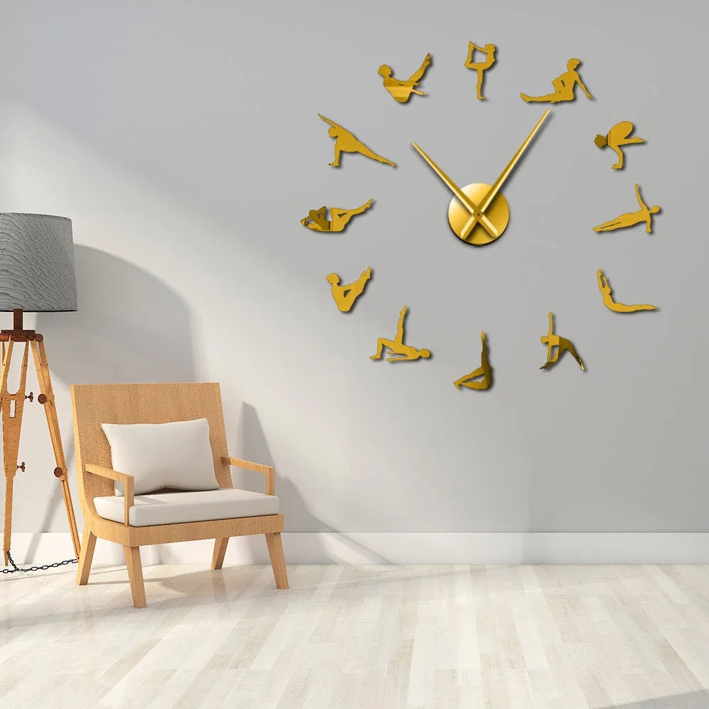 Horloge murale design noire avec effet miroir dans un intérieur contemporain