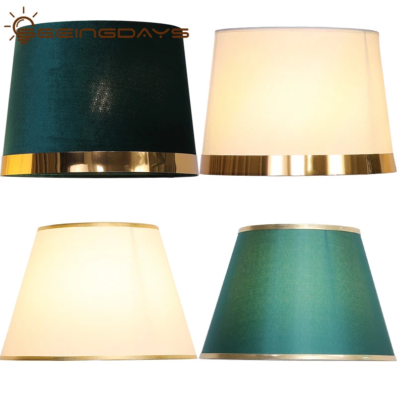 Abat-jour de lampe de chevet en tissu doré sur table de nuit