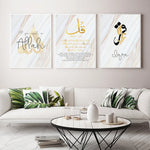 Trois panneaux décoratifs muraux avec des calligraphies arabes ornent le salon élégant et lumineux, tandis que des coussins tropicaux et une table basse en métal apportent une touche de fraîcheur et de douceur à l'ensemble.