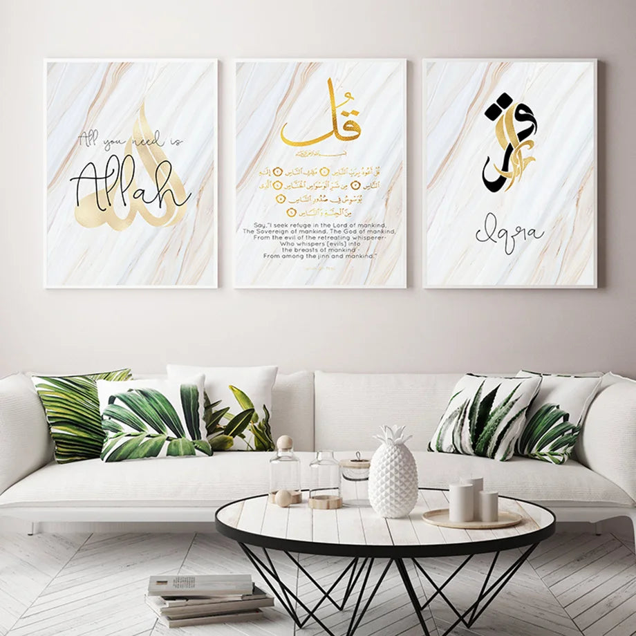 Trois panneaux décoratifs muraux avec des calligraphies arabes ornent le salon élégant et lumineux, tandis que des coussins tropicaux et une table basse en métal apportent une touche de fraîcheur et de douceur à l'ensemble.