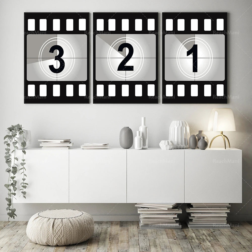 Des panneaux d'affichage rétro de cinéma avec des numéros en noir et blanc, dans une pièce élégante et minimaliste avec des accents gris et blancs.