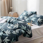 Détail de la housse de couette et des taies d'oreiller en sergé