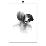 Deux formes abstraites et nébuleuses dans une composition monochromatique.