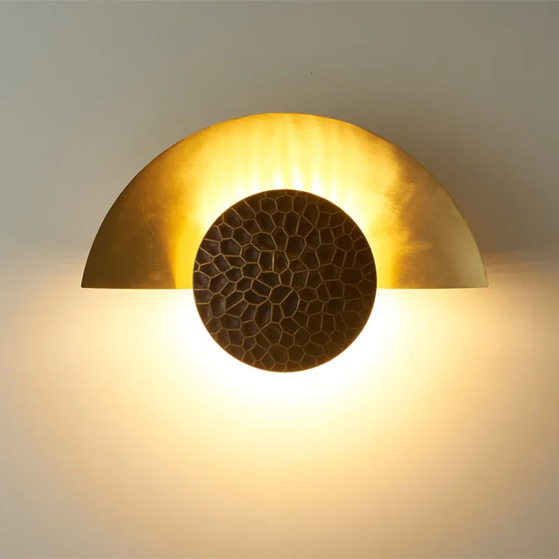 Applique murale demi-lune dans une chambre moderne