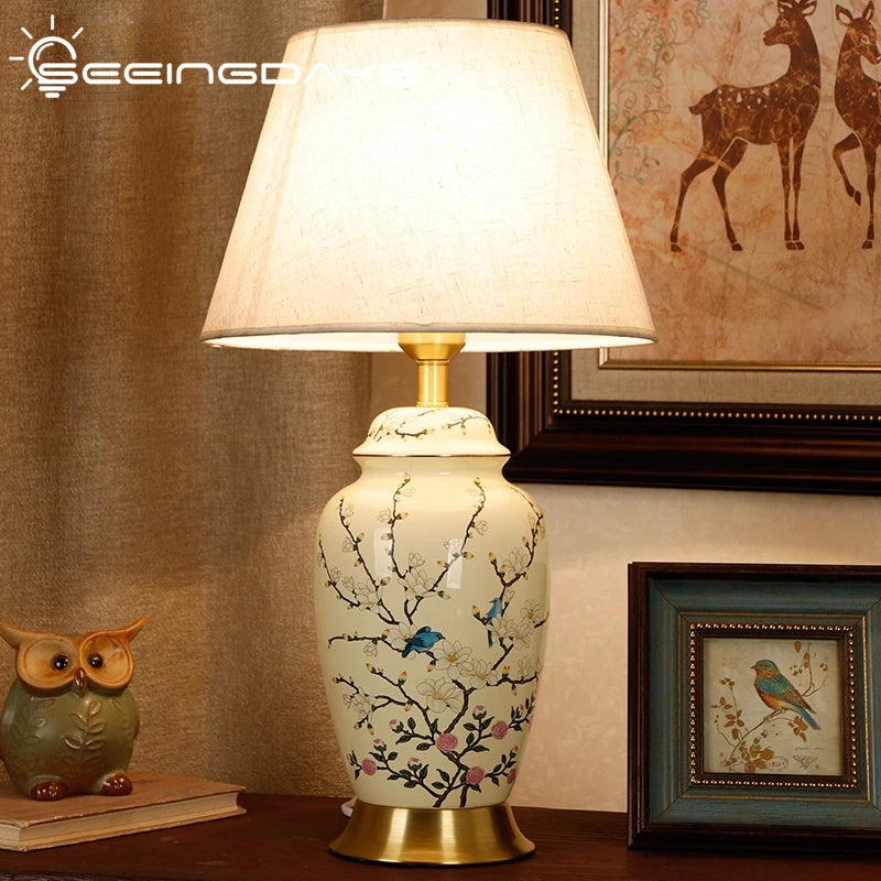 Lampe de chevet en céramique peinte à la main style rétro sur table de nuit