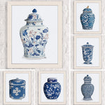 Cette image présente une collection de différents vases et pots en céramique de style oriental, avec des motifs floraux et des décorations en bleu et blanc.