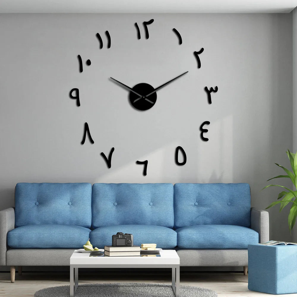 Détail des chiffres arabes stylisés sur l'horloge murale en acrylique miroir
