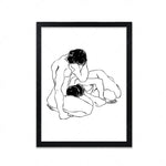 Deux personnes dans une étreinte intime et sensuelle.