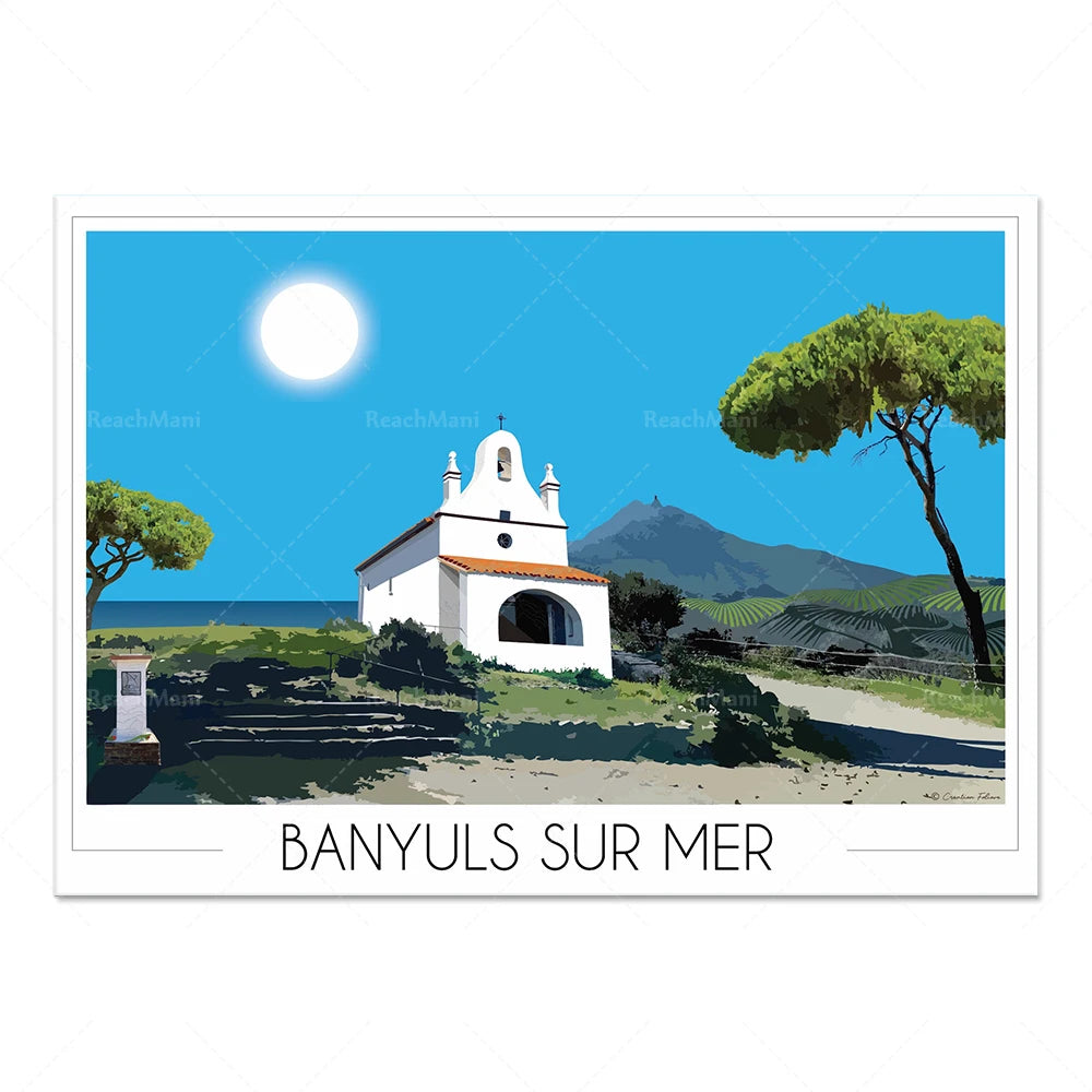 Paysage idyllique avec une église blanche au clocher pointu, entourée d'arbres luxuriants et de champs verdoyants sous un ciel bleu et un soleil éclatant, en bordure de la mer.