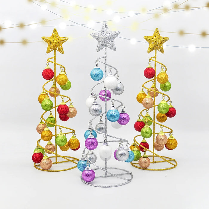 Sapin de Noël en fer forgé doré avec boules décoratives