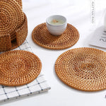 Set de table rond en rotin naturel rétro vu de dessus