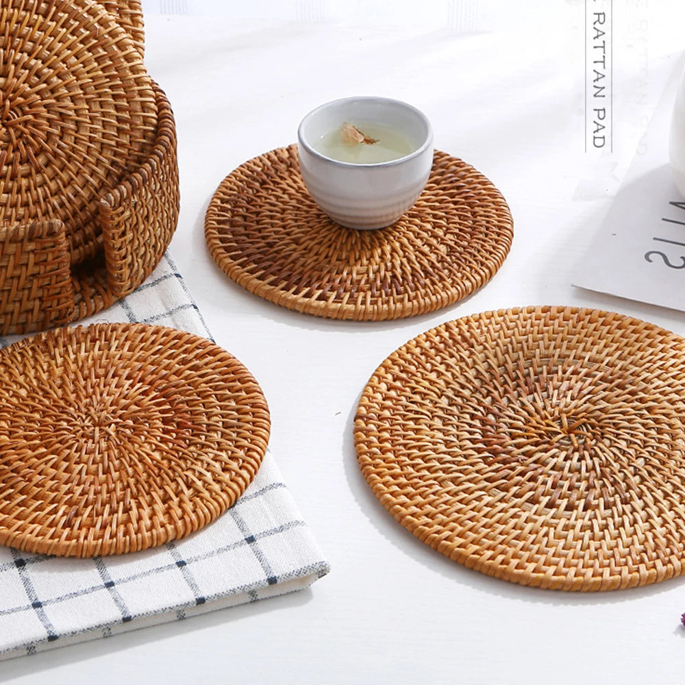 Set de table rond en rotin naturel rétro vu de dessus
