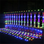 Guirlande lumineuse rideau décorant un jardin pour Noël