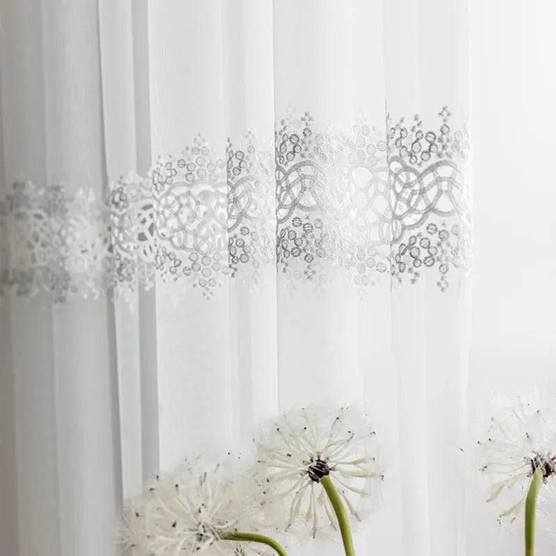 Voilage tulle blanc avec broderie élégante