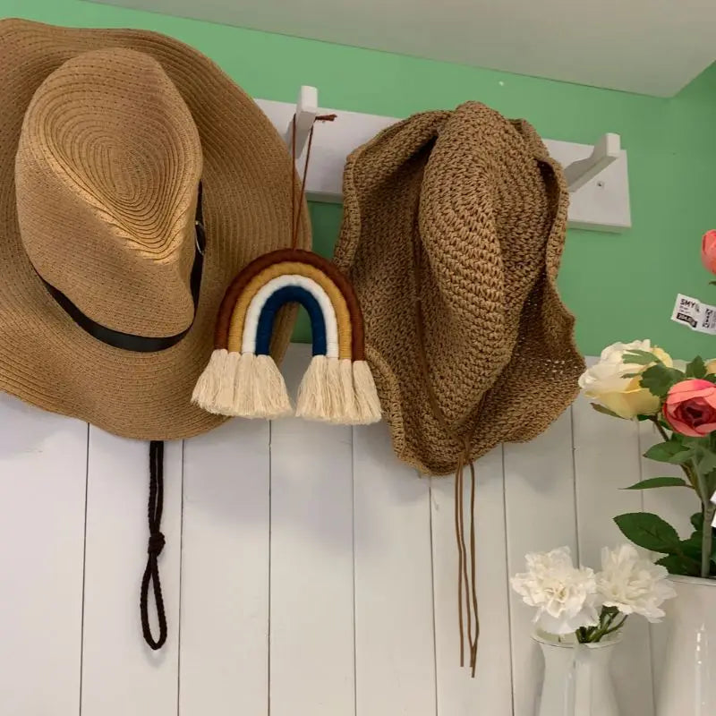 Décoration murale arc-en-ciel accrochée dans une chambre d'enfant