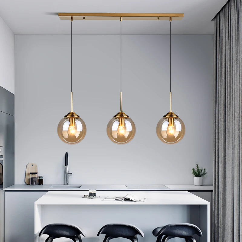 Lampe suspendue ambre au-dessus d'une table