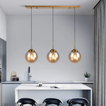Lampe suspendue ambre au-dessus d'une table