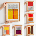 Collection d'œuvres abstraites dans des cadres en bois, mettant en scène des formes géométriques, des motifs points et des couleurs vives et contrastées.