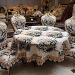La magnifique table de salle à manger ornée de brocart et de dentelle révèle l'élégance et la sophistication de ce décor intérieur.