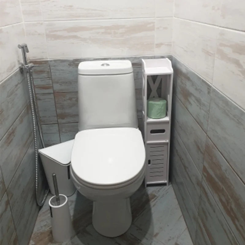 Détail du rangement de l'étagère avec serviettes et articles de toilette