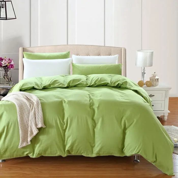 Housse de couette 220x240 cm en coton uni gris sur un lit double