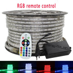 Ruban LED flexible 220V installé sous une étagère de salon
