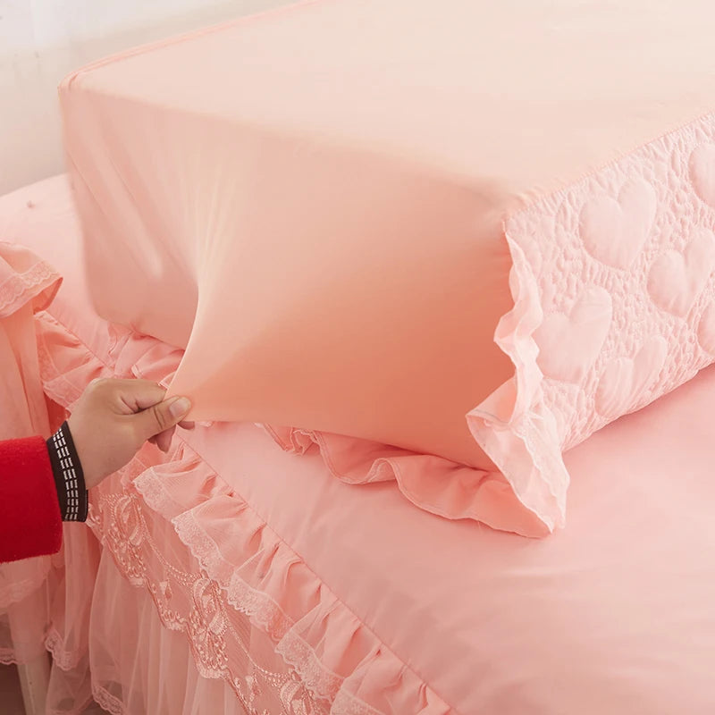 Détail du motif floral brodé sur la housse de tête de lit
