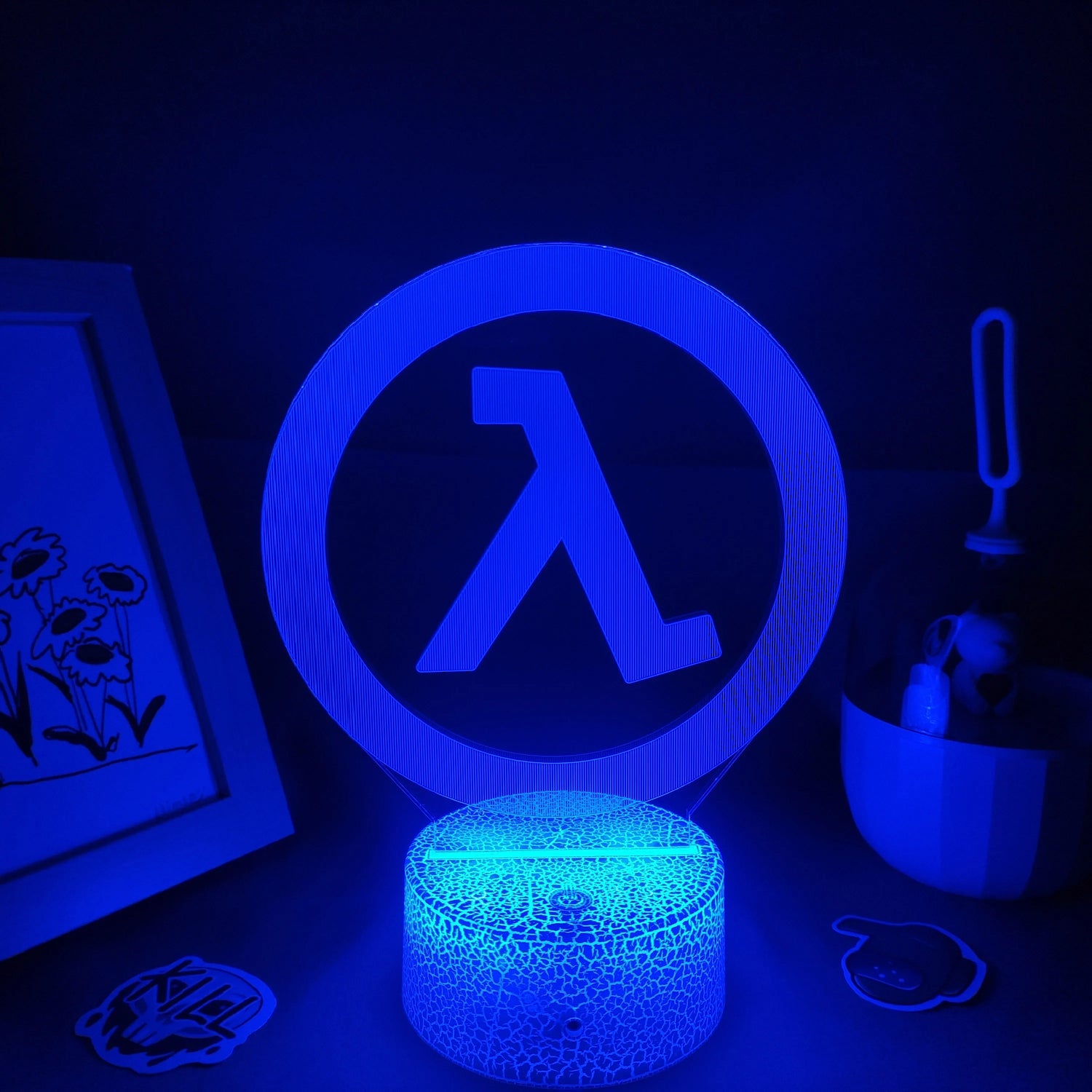 Lampe à lave gaming allumée en mode bleu dans une chambre moderne