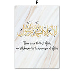 L'image montre un texte calligraphié en arabe et en anglais qui proclame qu'il n'y a pas de dieu autre qu'Allah, et que Muhammad est son messager. Le fond évoque une texture de marbre.
