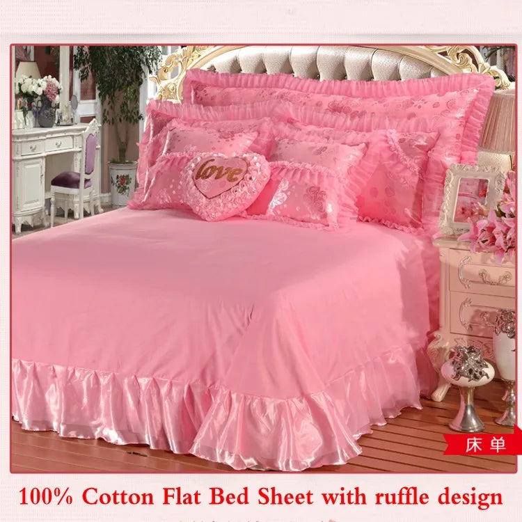 Parure de lit rouge dans une chambre décorée avec style romantique