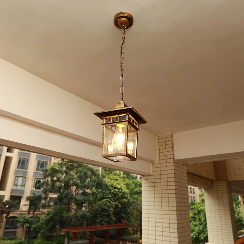 Vue d'ensemble de la lampe suspendue rétro dans un espace extérieur