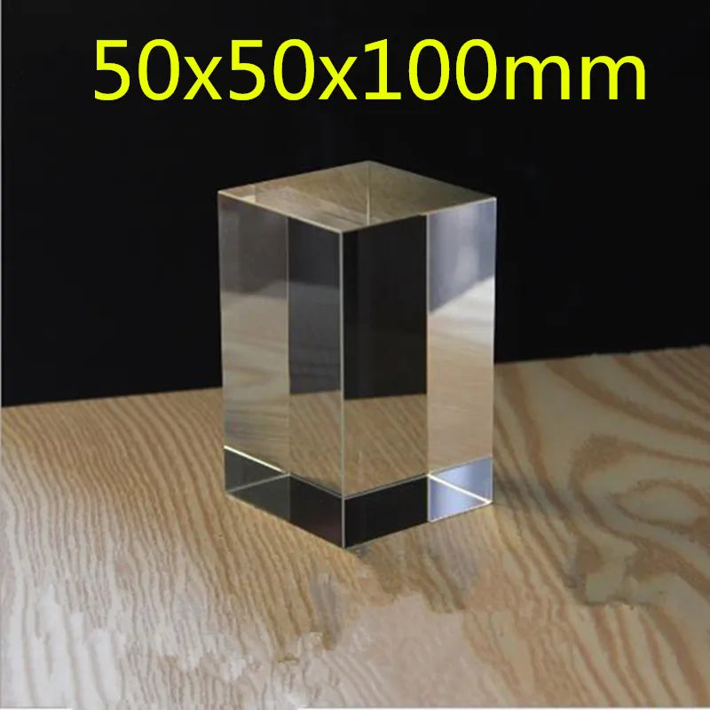 Cube en cristal K9 transparent 50x50x100mm posé sur un bureau