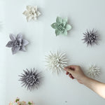 Décoration murale fleur de lys 3D installée sur un mur de salon