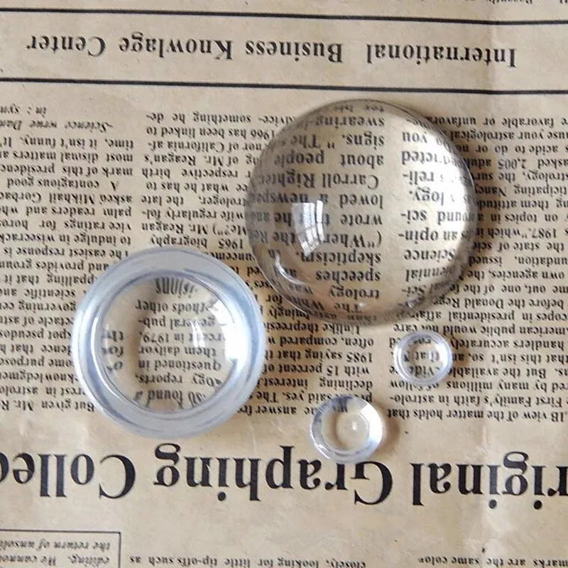 Presse-papier en verre cristal utilisé comme élément décoratif dans un salon