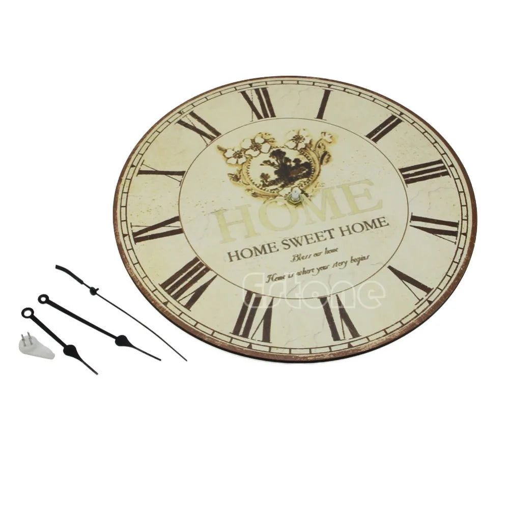 Détail du design antique de l'horloge murale en bois