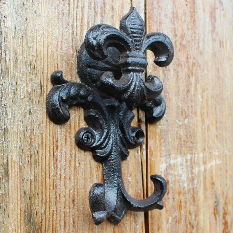 Crochet mural en fonte noir antique motif fleur de lys