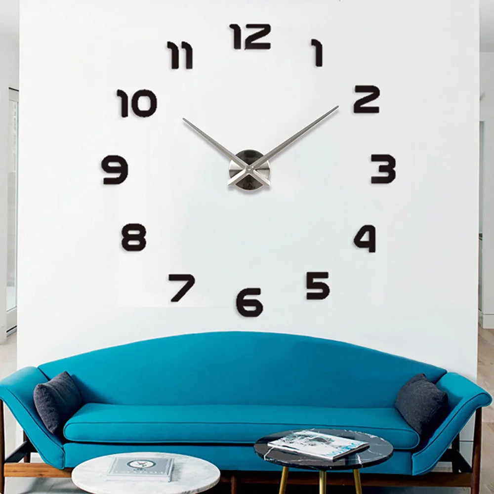 Détail de l'horloge murale 3D avec aiguilles métalliques et chiffres en acrylique