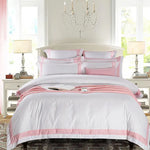 Comparaison des options drap plat et drap ajusté en blanc