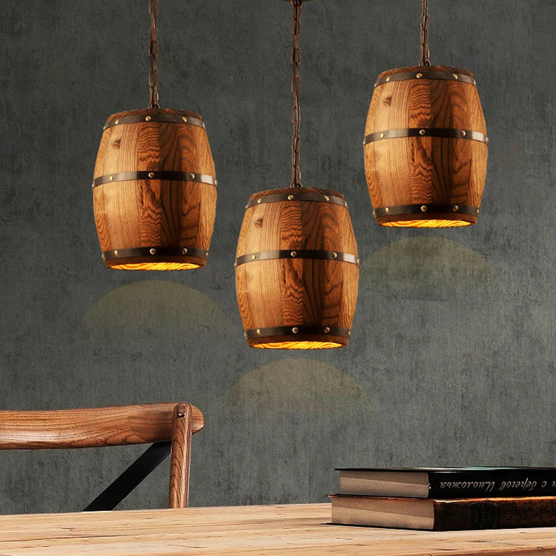 Lampe suspendue en bois design rétro vue de face