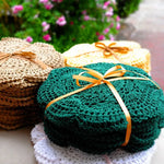 Napperon en crochet fait main rond blanc vintage sur table en bois