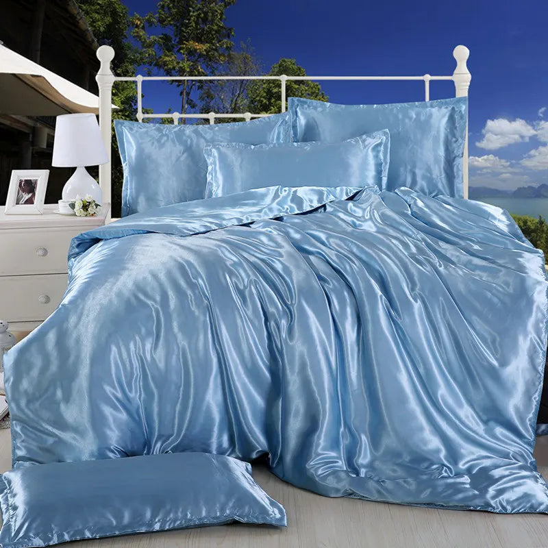 Parure de lit en satin rayonne blanche sur un lit double